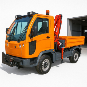 Multicar Fumo Euro 4 Kommunalfahrzeug in leuchtendem Orange mit Ladekran und Pritsche, aufgenommen vor einer Werkstatt bei Sonne Fumo Euro 4