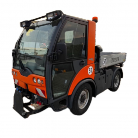 Multicar Tremo Kommunalfahrzeug in gelb-schwarzer Ausführung, frontseitig fotografiert auf hellem Hintergrund. Tremo