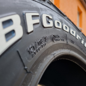 Nahaufnahme eines BFGoodrich-Reifens mit klar lesbarer Seitenbeschriftung vor einem orangefarbenen Gebäude – geeignet für Multic Zubehör, Reifen